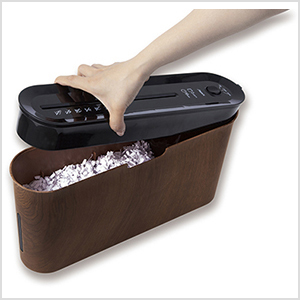 片手でラクに細断クズを捨てられます