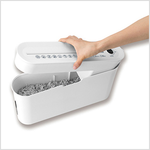 片手でラクに細断クズを捨てられます
                        